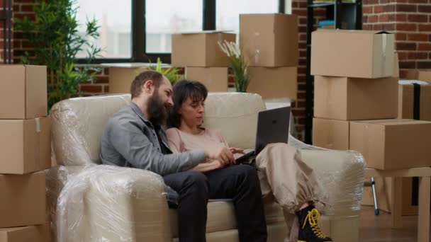 Муж Жена Покупают Домашнюю Мебель Онлайн Ноутбуке Украсить Новый Дом — стоковое видео