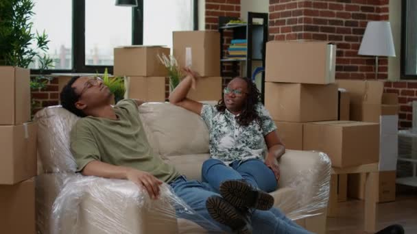 Casal Afro Americano Sentado Sofá Para Fazer Uma Pausa Mudar — Vídeo de Stock