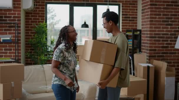 非洲裔美国人夫妇的画像 在镜头前展示公寓钥匙 一起搬进第一个家 拥有房产 用抵押贷款购买新住房搬进来 — 图库视频影像
