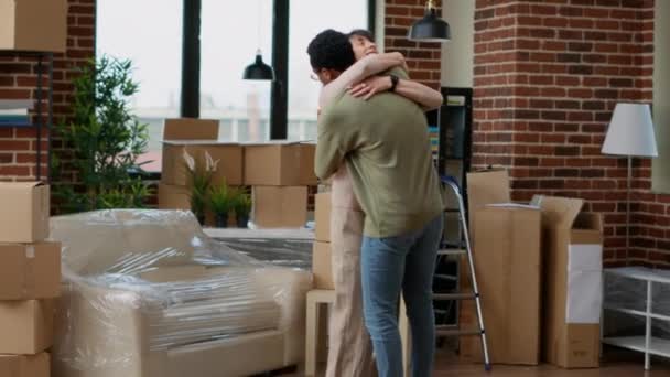 不同的伴侣带着储物箱搬进新的出租公寓后 在客厅的公寓里拥抱在一起 亲吻并为自己是房主而感到自豪 手持射击 — 图库视频影像
