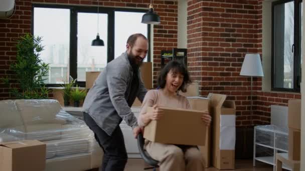 Joyful Married Couple Feeling Happy Moving New House Having Fun — Stock videók