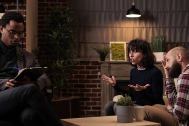 Sinirli kadın terapi seansında erkek psikoloğa kavga ve ilişki sorunlarını anlatıyor. Evlilik zorluklarıyla uğraşmak ve ofisteki profesyonel danışmanla konuşmak.