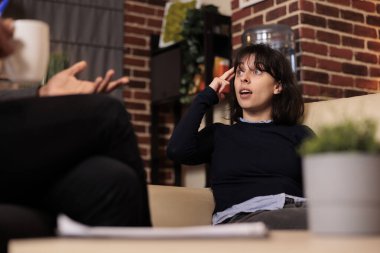 Kafkasyalı hasta terapide profesyonel danışmanla konuşuyor destek ve yardım için psikanaliz seansı yapıyor. Psikolojik ve duygusal sorunlara yardım etmek, kanepeye uzanmak..