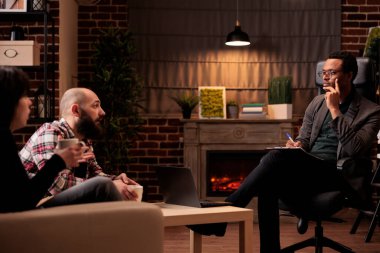 İlişki sorunları olan bir çift psikologla terapi seansına katılıyor, çatışmaları çözmek için destek ve yardım veriyorlar. Psikoterapide hayal kırıklığına uğramış erkek ve kadını dinlemek..