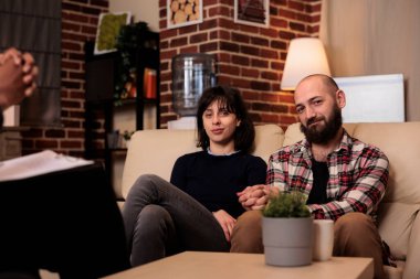 Terapi seansında erkek terapistle sorunları çözdükten sonra el ele tutuşan mutlu erkek ve kadın. İlişkilerin uzlaşması, profesyonel çözüm ve destek bulunması konusunda neşeli hissetmek.