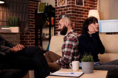 Evli çiftler terapi seansında danışman ile kavga ediyorlar. Sorunlar hakkında konuşmak için sırt sırta oturuyorlar. Terapist tavsiye veriyor, ortaklar arasındaki ilişki sorunlarını çözmeye çalışıyor..