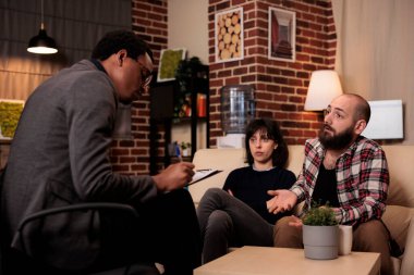 İlişki sorunları ve anlaşmazlıkları çözmek için danışman ile terapi toplantısına katılan karı koca. Danışmanlık seansında terapistten profesyonel tavsiye istemek..