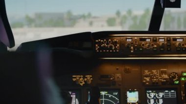 Kalkış için pilot kabininde anahtarı ve kolu olan uçak kontrol paneli, güç motoru ve hızı olan havacılık torpidosunu kullanıyor. Ön camı ve navigasyon düğmeleri olan bir uçak. Kapatın. El kamerasıyla..