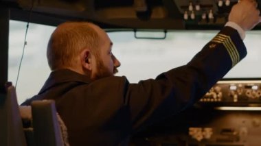 Uçuş kaptanı, kontrol paneli tuşları kullanarak kabinden uçağı uçuruyor ve ön panel navigasyon ve ön camla kalkışa hazırlanıyor. Güç motorunun sapı ve radar kolu.