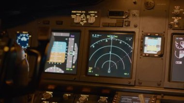Radar pusula ve ön cam kokpitte kaptan tarafından uçmak ve uçakla havalanmak için kullanılan panelde. Güç kolu gaz pedalına, yön bulma düğmelerine ve kontrol paneli jetine. Kapat..