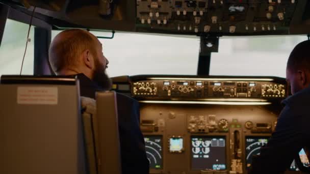 飞行员准备与飞机在驾驶舱起飞 使用控制面板命令和仪表板按钮导航 带手柄和杠杆的挡风玻璃和动力发动机 — 图库视频影像