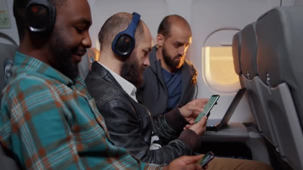 Freelancer Using Mobile Phone Travel Flight Plane Flying International Airline — Vídeo de Stock