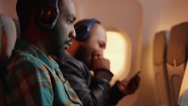 Male Passenger Working Laptop Travelling Plane Flying Economy Class Tourists — Αρχείο Βίντεο