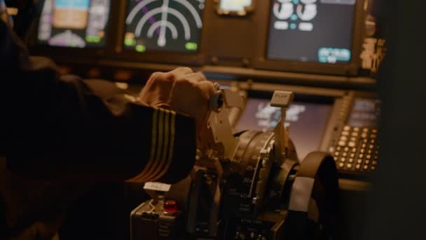 机长在驾驶舱指挥与飞机起飞 节流动力发动机杠杆导航雷达罗盘 用仪表板和控制面板提供飞机飞行服务 靠近点 — 图库视频影像