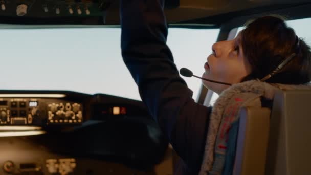Vrouwelijke Copiloot Die Dashboardknoppen Drukt Motor Starten Het Vliegtuig Vliegen — Stockvideo