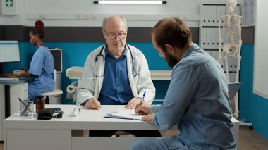 Sağlık sisteminden reçeteli ilaç ve tedavi alabilmek için sağlık kontrolüne tabi tutulan sağlık belgelerinin imzalanması. Tıp kabinesindeki inceleme dosyalarına imza.