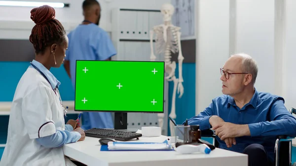 Doctor Patient Impairment Using Greenscreen Monitor Checkup Visit Specialist Old — Stockfoto