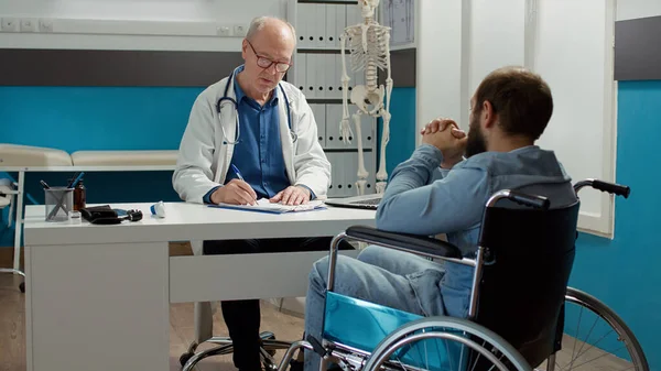 Hälsospecialist Gör Konsultation Med Rullstolsanvändare Handikappvänligt Skåp Medicinsk Undersökning Patienter — Stockfoto