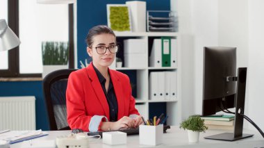 Bilgisayarda strateji planlamak, ticari satışları iş büyümesi için analiz etmek için istatistikleri kullanan bir kadın işçi. Diyagram araştırmalarında yönetici asistanı. El kamerasıyla..