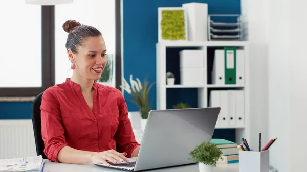 Business Woman Doing Research Analysis Company Sales Laptop Creating Financial — Stock Photo, Image