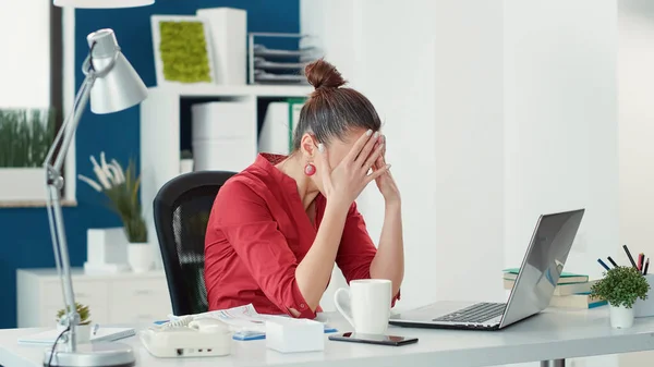Stressed Employee Making Mistake Office Startup Job Using Sales Statistics — стоковое фото