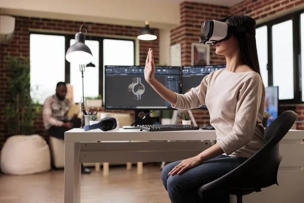 Developer Using Goggles Manufacture Gears Product Virtual Reality Technology Cad — Fotografia de Stock