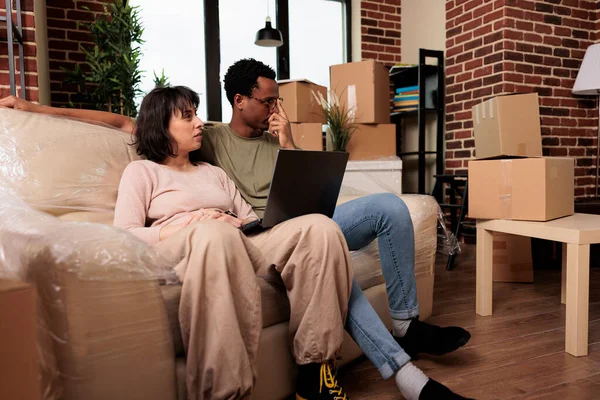 Young Life Partners Relocating Rented Apartment Buying Furniture Online Website — Foto de Stock