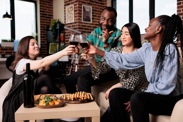 Çok Irklı Bir Grup Insan Dostluk Etkinliğini Kutlarken Şarap Partisinde — Stok fotoğraf