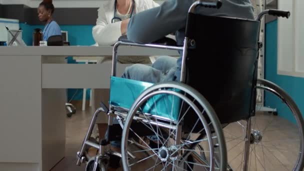 Médico Consultando Usuario Silla Ruedas Oficina Discapacidad Para Curar Condición — Vídeo de stock