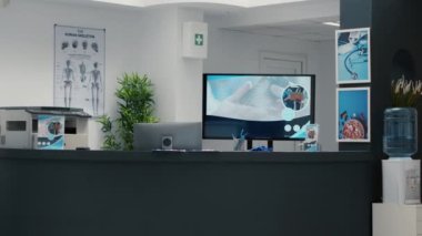 Sağlık hizmetleri kliniğinde çalışan kimse olmayan boş resepsiyon masası, uzman doktorlarla görüşme için hastane bekleme odası. Tesiste bekleme alanı olan acil uzay lobisi..