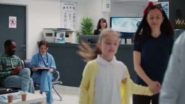 Hastane resepsiyonunda muayene için bekleyen bir sürü hasta var. Doktor kontrolünden önce insanların oturduğu bekleme salonu..
