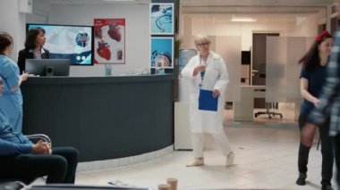 Muayene için lobide bekleyen çeşitli hastalarla dolu bir resepsiyon masası, resepsiyonda bekleyen insanlar ve bekleme alanında çocuklu bir anne ile ilgili rapor yazan insanlar. Doktor ve sağlık personeli ile randevular.