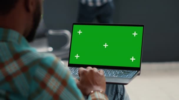 Male Patient Using Greenscreen Display Laptop Computer Sitting Hospital Reception — Vídeo de stock
