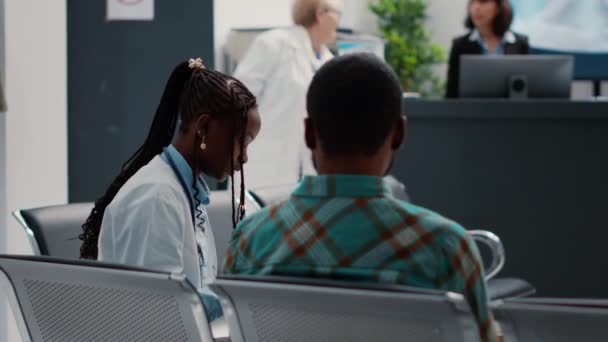 Afro Amerikalı Doktor Hasta Hastane Bekleme Salonunda Oturarak Tıbbi Raporların — Stok video