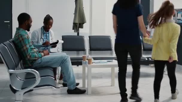 Africký Americký Specialista Pacient Dělá Konzultace Čekárně Recepci Nemocnice Lidé — Stock video