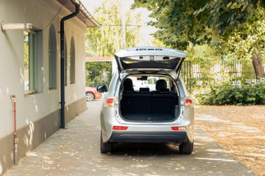 Bagajı açık boş bir evde tatil gezisine gitmek için bavul ve seyahat çantası koyan hiç kimse yok. Araçtaki hiç kimse yolculuğa çıkıp şehir manzarası için valiz koyamaz..