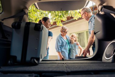 İnsanlar el arabalarını ve çantalarını bagaja doldurup yaz tatili seyahatine hazırlanıyorlar. Küçük çocuk ve ailesi arabayla tatile çıkıyorlar, büyük anne ve babalarıyla maceraya çıkıyorlar..