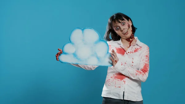 Gruselige Zombie Frau Mit Wolkenkunst Aus Pappe Auf Blauem Hintergrund — Stockfoto