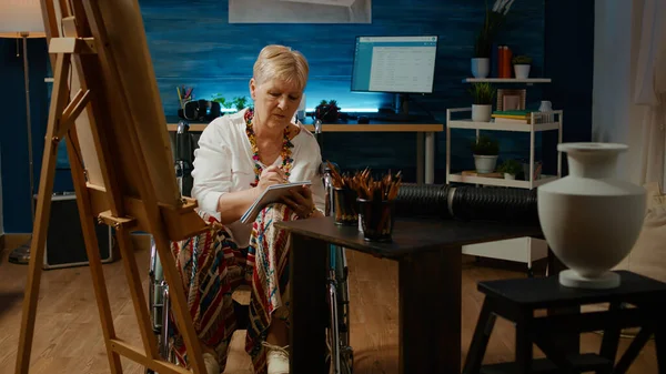 Woman Disability Taking Notes Paper Draw Sketch Authentic Vase Model — Fotografia de Stock