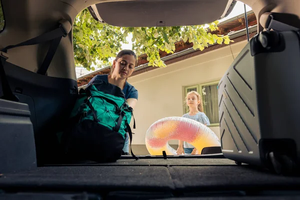 Mother Little Girl Loading Baggage Car Trunk Travelling Summer Holiday — Foto de Stock