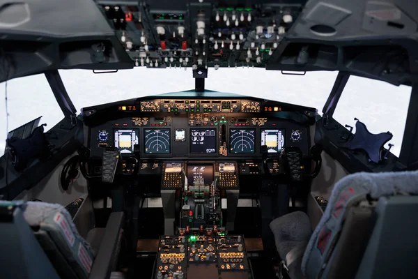 People Empty Captain Cabin Dashboard Navigation Engine Throttle Fly Airplane — Foto Stock