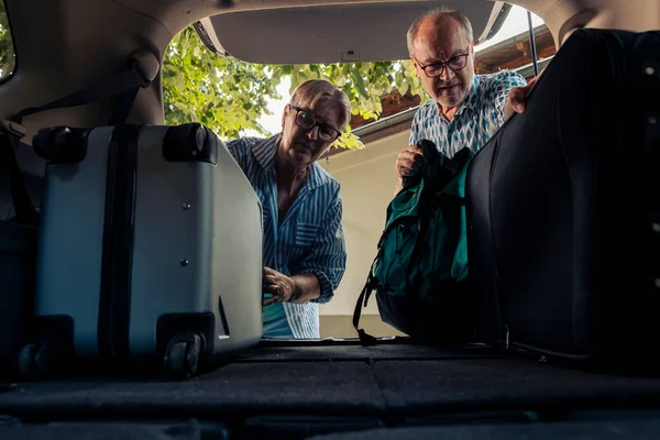 Senior Couple Loading Bags Car Trunk Preparing Leave Summer Holiday — Foto de Stock