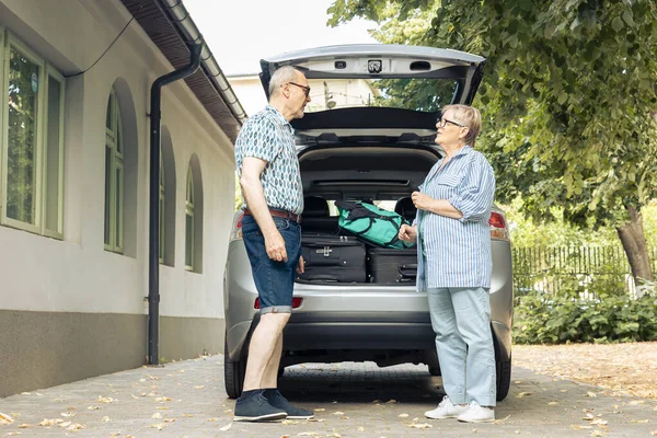 Elderly Couple Going Holiday Vacation Loading Suitcase Luggage Automobile Trunk — Zdjęcie stockowe