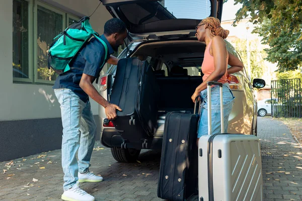 Boyfriend Girlfriend Travelling Holiday Putting Travel Bags Trunk Automobile Leaving — Stockfoto
