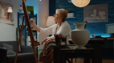 Hobi için bir model çizmek için vazo tasarımına bakan yaratıcı kişi, sanat aletleri ve ekipmanlarla başyapıt çiziyor. Sanat ve zanaat becerilerini kullanarak profesyonel sanat eserleri yaratmak..
