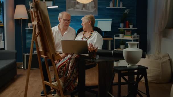 Old Man Woman Doing Teamwork Draw Vase Artwork Using Laptop — Stockvideo