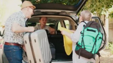 Büyükbaba ve yeğen yaz tatiline giderken yaşlılar bagaja bavul koyuyor. Neşeli insanlar okul gezisine hazırlanırken küçük kız herkesi telaşlandırıyor..