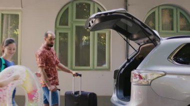 Anne ve baba, heyecanlı kız plaj tatiline hazırlanırken bagajlarını ve yük arabalarını arabaya koyuyorlar. Sıradan bir aile yaz gezisine çıkıyor. Bagajları bagaja doldururken..