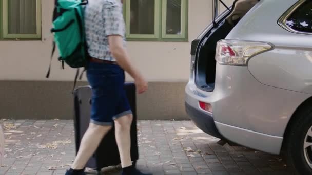 Senior People Granddaughter Putting Voyage Baggage Trolleys Vehicle While Going — Vídeos de Stock