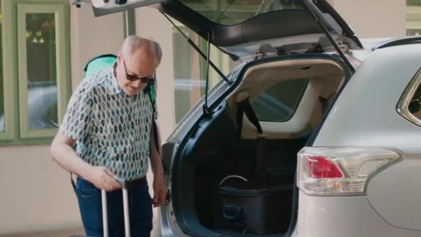 Senior Couple Going Retirement Holiday Vacation While Putting Voyage Luggage — Vídeo de Stock